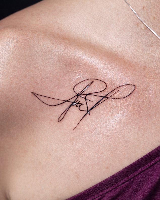 Assinatura tatuada na clavícula em linha fina