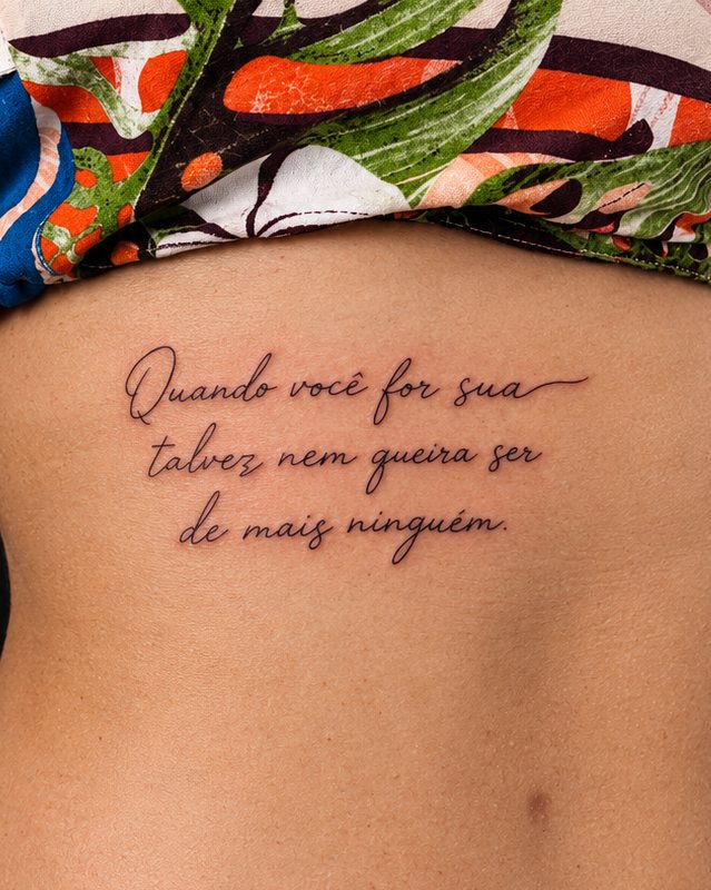 Frase em letra manuscrita fina nas costelas