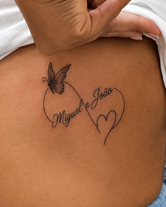 Infinito com borboleta e coração em traço fino, com nomes em letra manuscrita